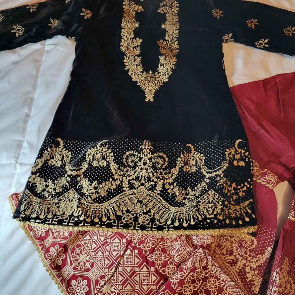 *BRAND NEW* Indian/Pakistani Girls Outfit - Black  Maroon Golden 3-4 yr